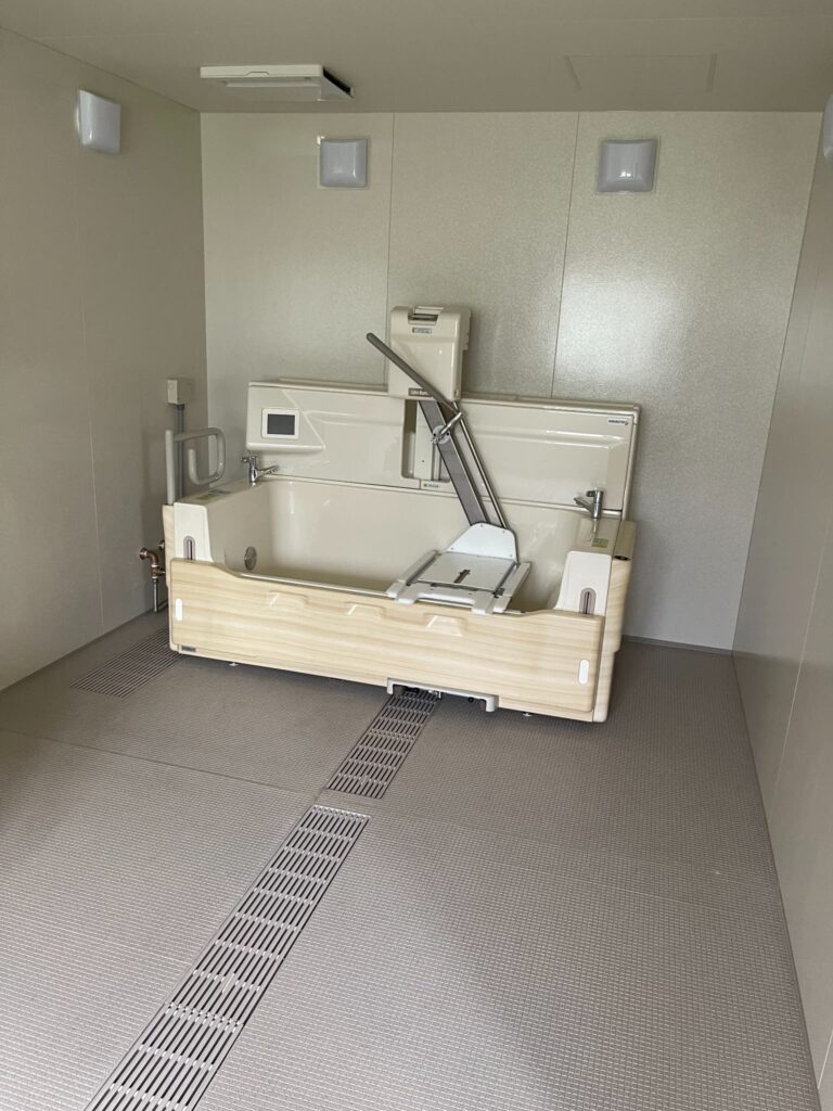 サービス付き高齢者向け住宅〈メディカルホーム四街道〉の浴室（機械浴　チェア浴）